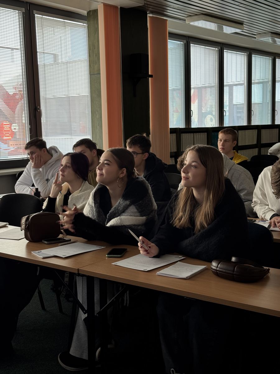 Школярі слухають лекцію під час зимового табору Slovak Study у Словаччині