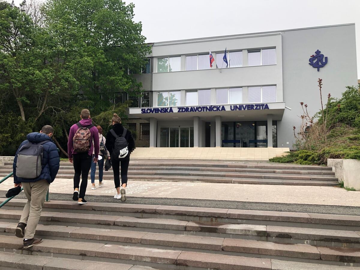 {:ru}Словацкий медицинский университет в Братиславе{:}{:uk}Словацький медичний університет в Братиславі{:}