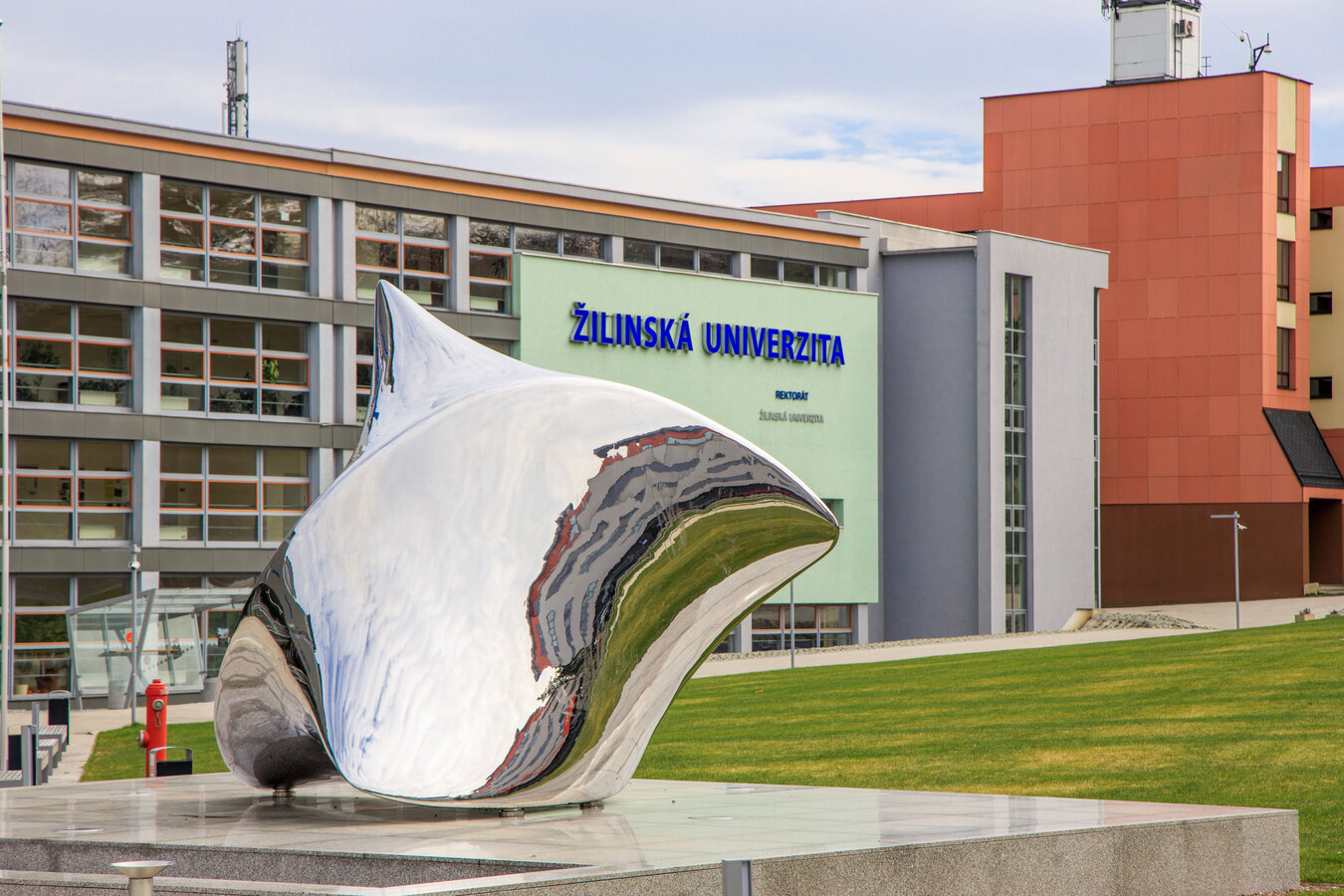 {:ru}Жилинский университет{:}{:uk}Жилінський університет{:}