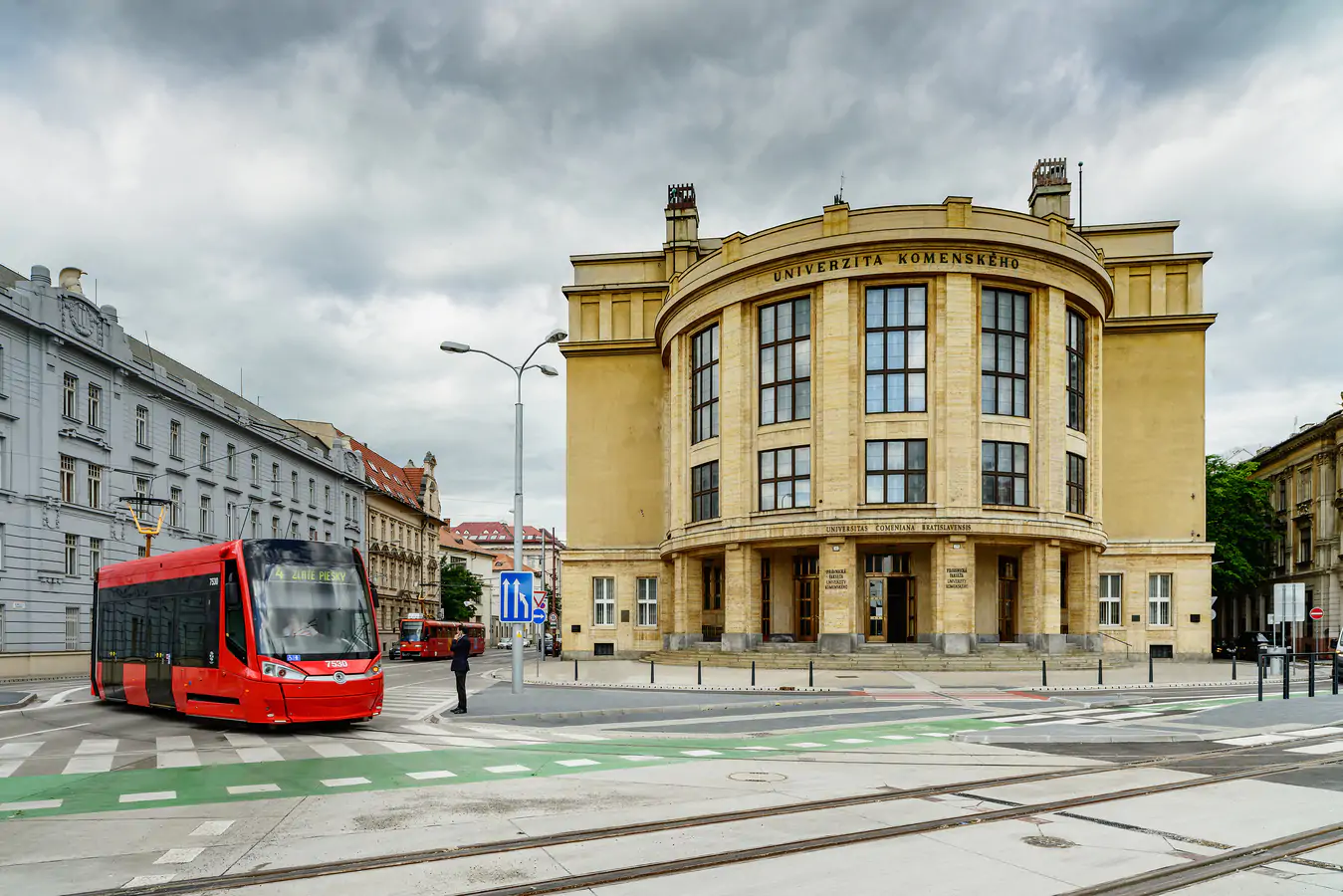 {:ru}Университет Коменского в Братиславе{:}{:uk}Університет Коменського в Братиславі{:}