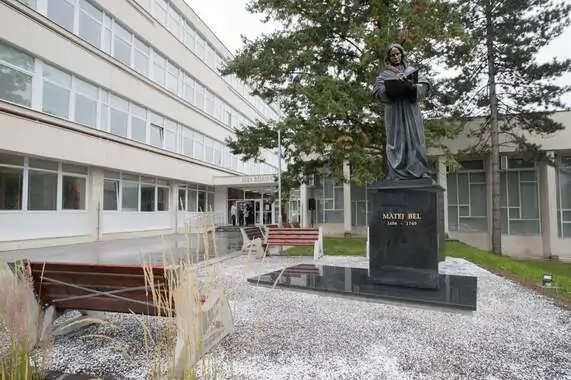 Университет Матея Бела